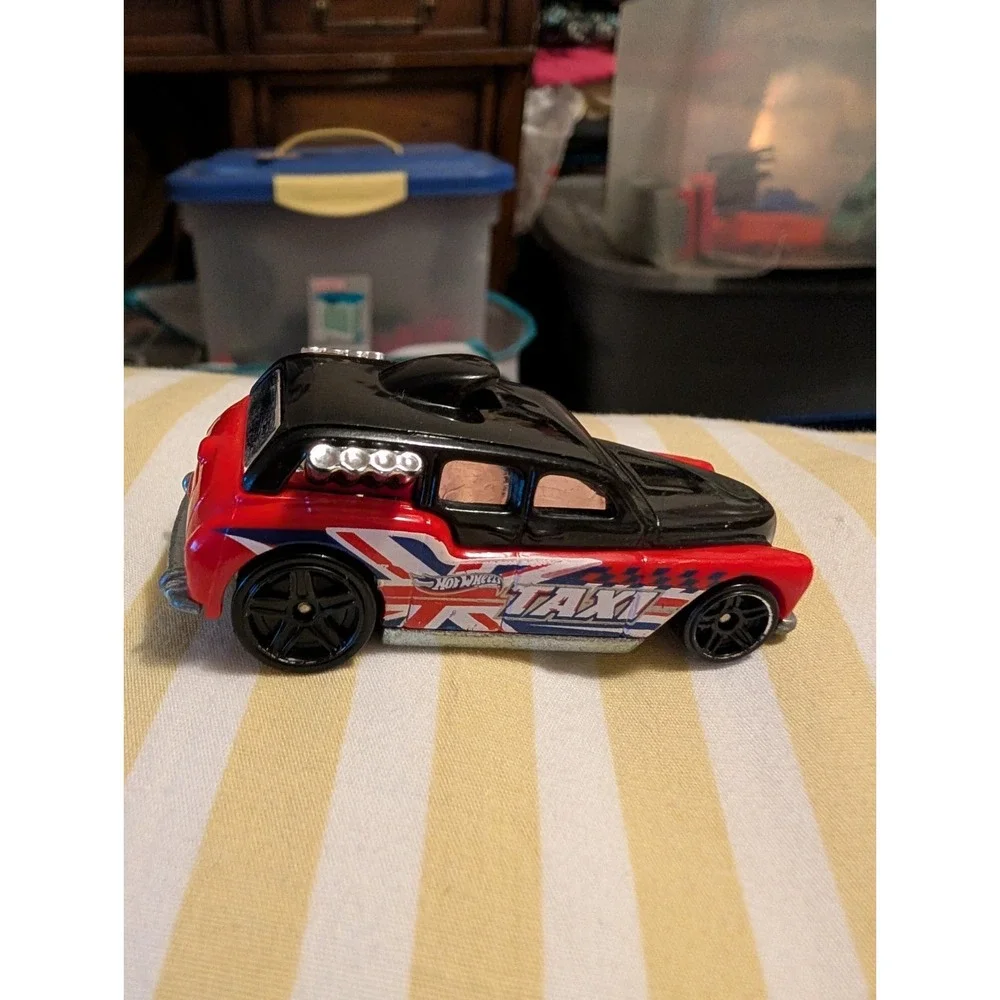 Hot Wheels Cockney Cab II 102/250 Metro City Works Red Black British Taxi 1:64